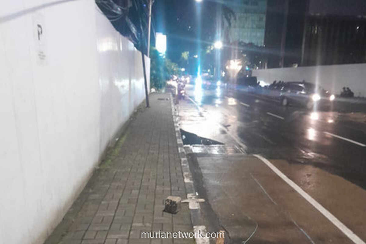 Trotoar Benhil Dibersihkan, Tapi Pejalan Kaki Masih Terhimpit