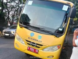 Bus Sekolah Terperosok ke Galian Proyek, Lalu Lintas Ciputat Macet 1,5 Kilometer