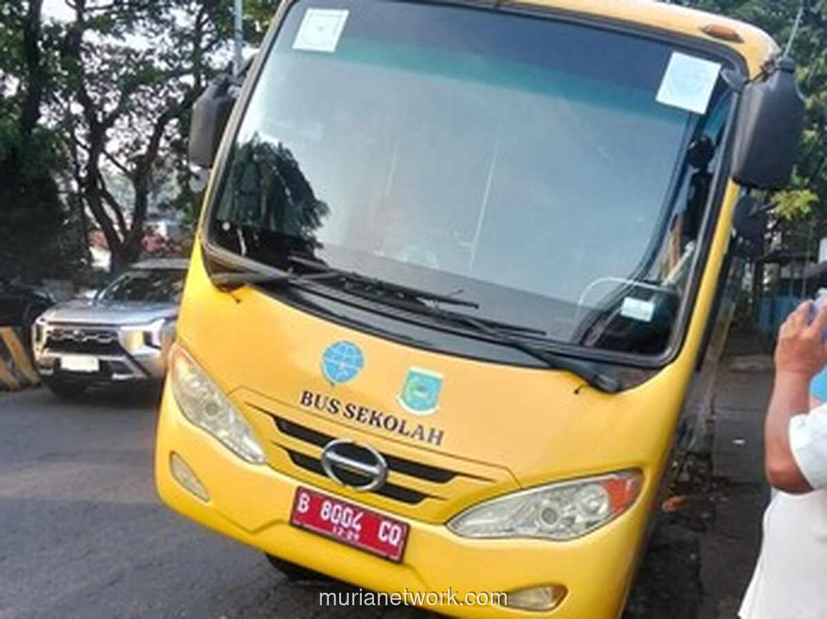 Bus Sekolah Terperosok ke Galian Proyek, Lalu Lintas Ciputat Macet 1,5 Kilometer