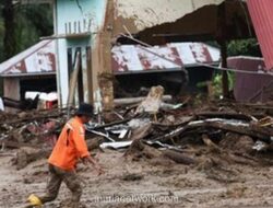 Dua Ibu Diselamatkan dari Galodo oleh Warga yang Tak Kenal Lelah