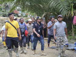 Bupati Aceh Timur Tempuh Medan Berat Demi Warga Korban Longsor
