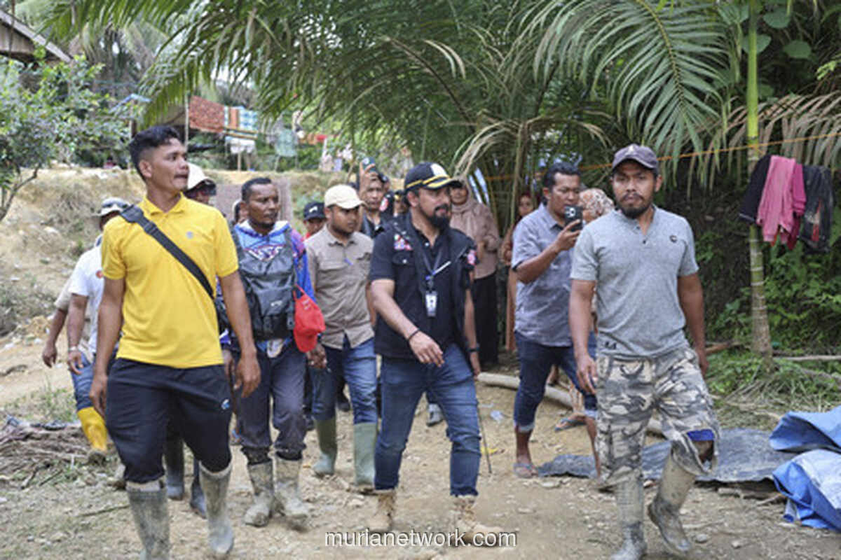 Bupati Aceh Timur Tempuh Medan Berat Demi Warga Korban Longsor