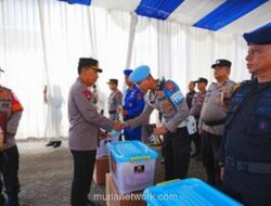 Kapolri Turun Langsung Bantu Personel Polri Korban Bencana Sumbar