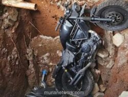 Septic Tank Ambles, Dua Motor Terperosok di Jalan Cilodong