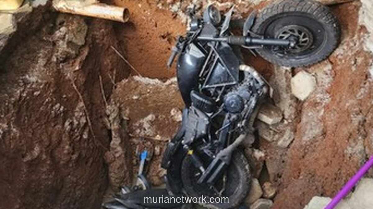 Septic Tank Ambles, Dua Motor Terperosok di Jalan Cilodong