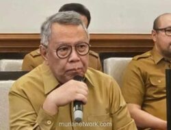 Gunungan Sampah Ciputat Menggerogoti Jalan, Warga Tutup Hidung