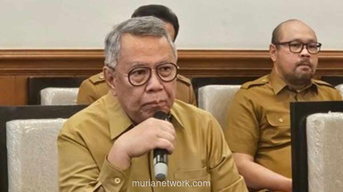 Gunungan Sampah Ciputat Menggerogoti Jalan, Warga Tutup Hidung