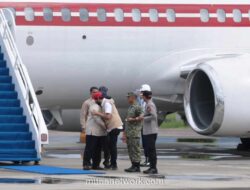 Prabowo Peluk Gubernur Aceh di Tengah Tinjauan Banjir