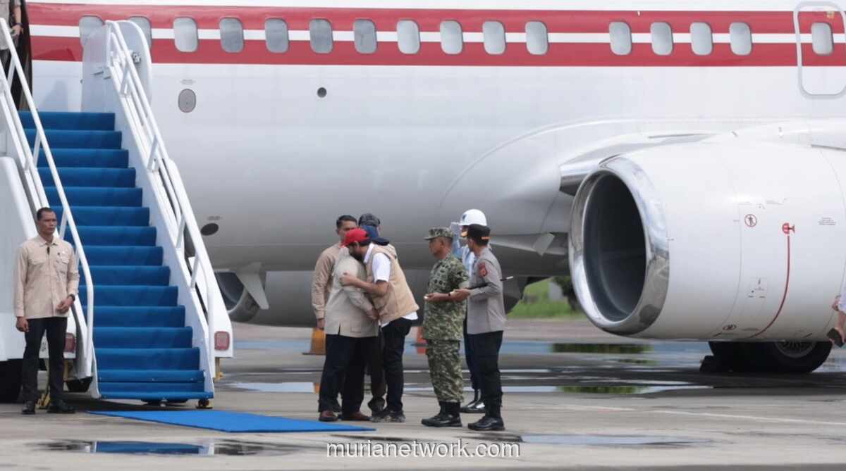 Prabowo Peluk Gubernur Aceh di Tengah Tinjauan Banjir