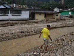 Masjid Satu-satunya yang Bertahan di Tengah Desa yang Lenyap