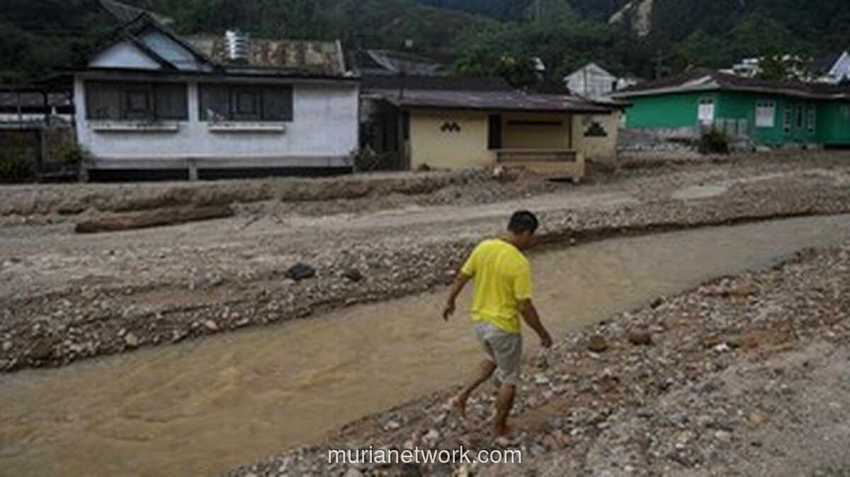 Masjid Satu-satunya yang Bertahan di Tengah Desa yang Lenyap