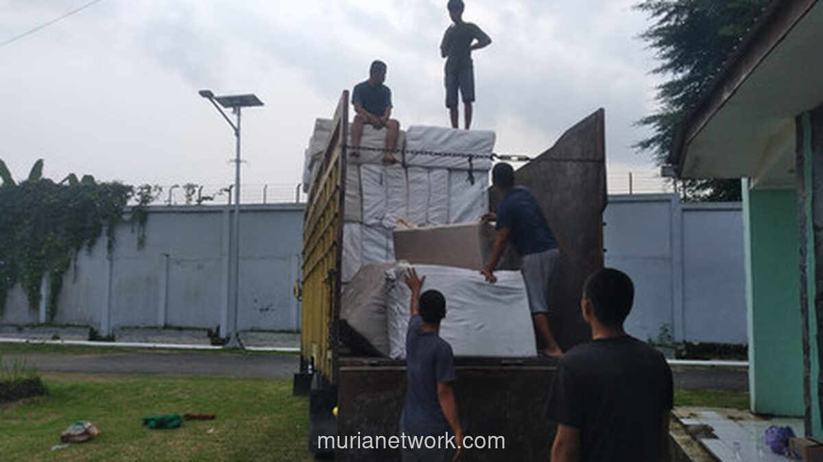 Gus Ipul Pastikan Bantuan Logistik Kemensos Deras Mengalir ke Korban Banjir Tapteng