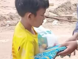 Di Tengah Reruntuhan, Bocah Aceh Mengejar Mobil Relawan Hanya untuk Satu Permintaan: Ada Al-Quran?