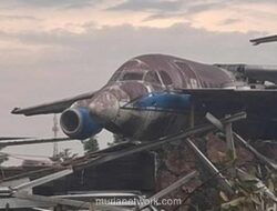 Puting Beliung di Bogor Terbangkan Puing Sayap Pesawat 300 Meter