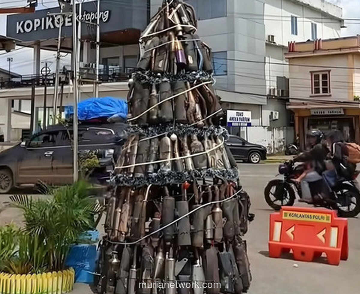 Pohon Natal dari Knalpot Brong, Cara Polisi Ketapang Edukasi Pengendara