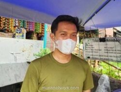 Bau Sampah Menggunung, Pedagang Bunga di Ciputat Terpaksa Berjualan Pakai Masker