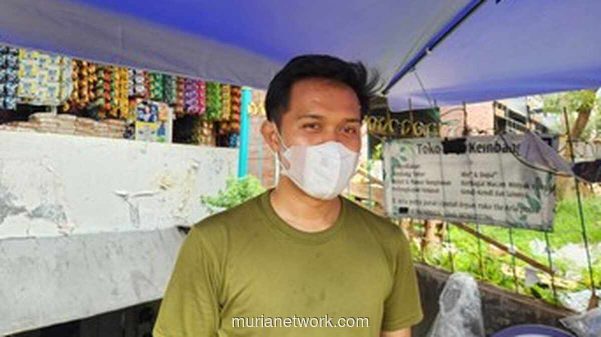 Bau Sampah Menggunung, Pedagang Bunga di Ciputat Terpaksa Berjualan Pakai Masker