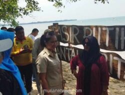 Wamen Pariwisata Soroti Rambu Evakuasi di Pantai Pasir Putih Jelang Libur Panjang
