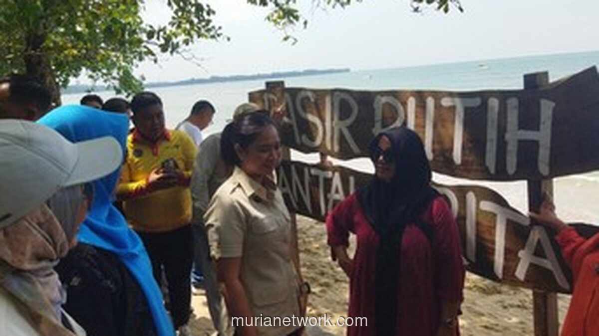 Wamen Pariwisata Soroti Rambu Evakuasi di Pantai Pasir Putih Jelang Libur Panjang