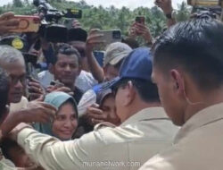 Prabowo Disambut Hangat Warga Aceh Saat Tinjau Jembatan Ambruk