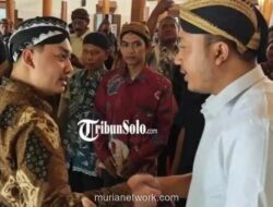 Dua Raja Solo Akhirnya Bersalaman Usai Salat Jumat