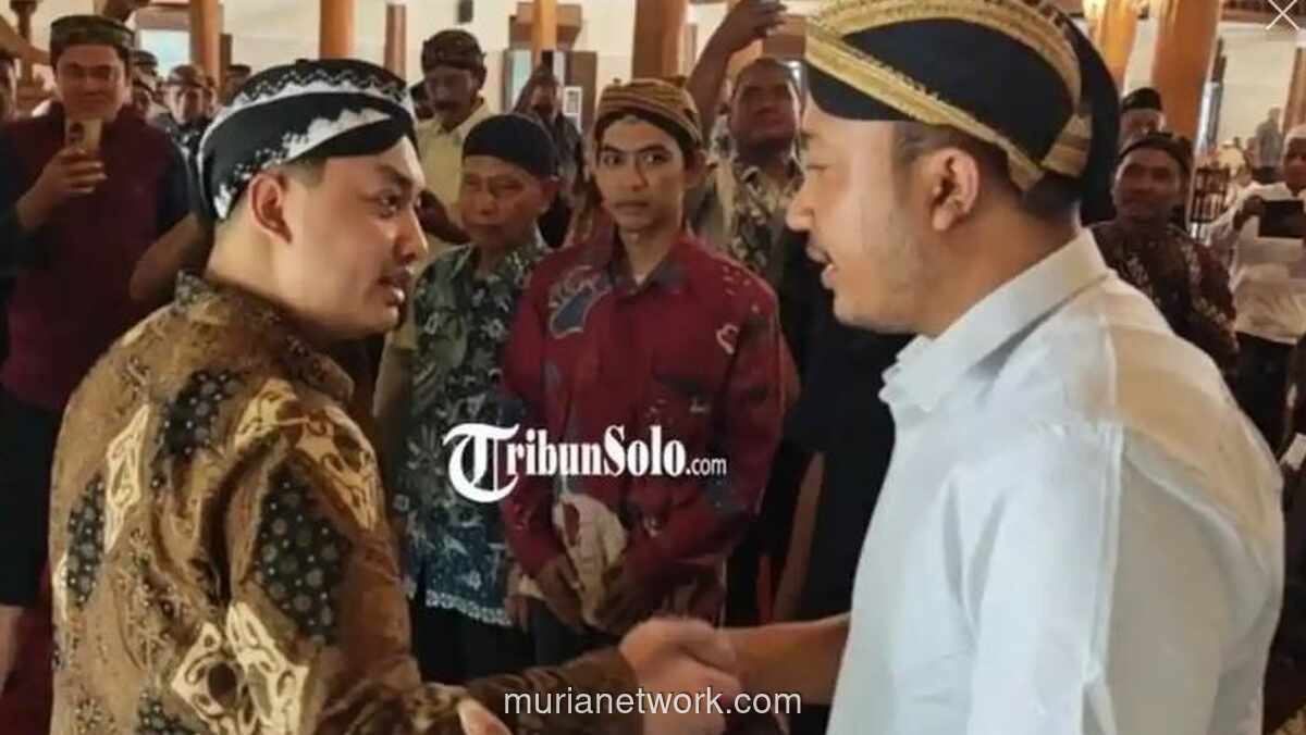 Dua Raja Solo Akhirnya Bersalaman Usai Salat Jumat