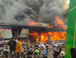 Kobaran Api Hanguskan 350 Kios Buah di Pasar Induk Kramat Jati