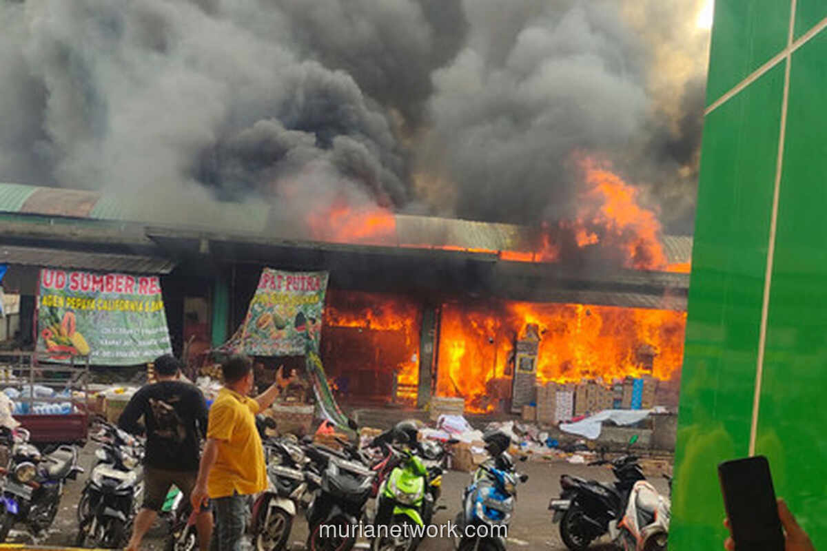 Kobaran Api Hanguskan 350 Kios Buah di Pasar Induk Kramat Jati