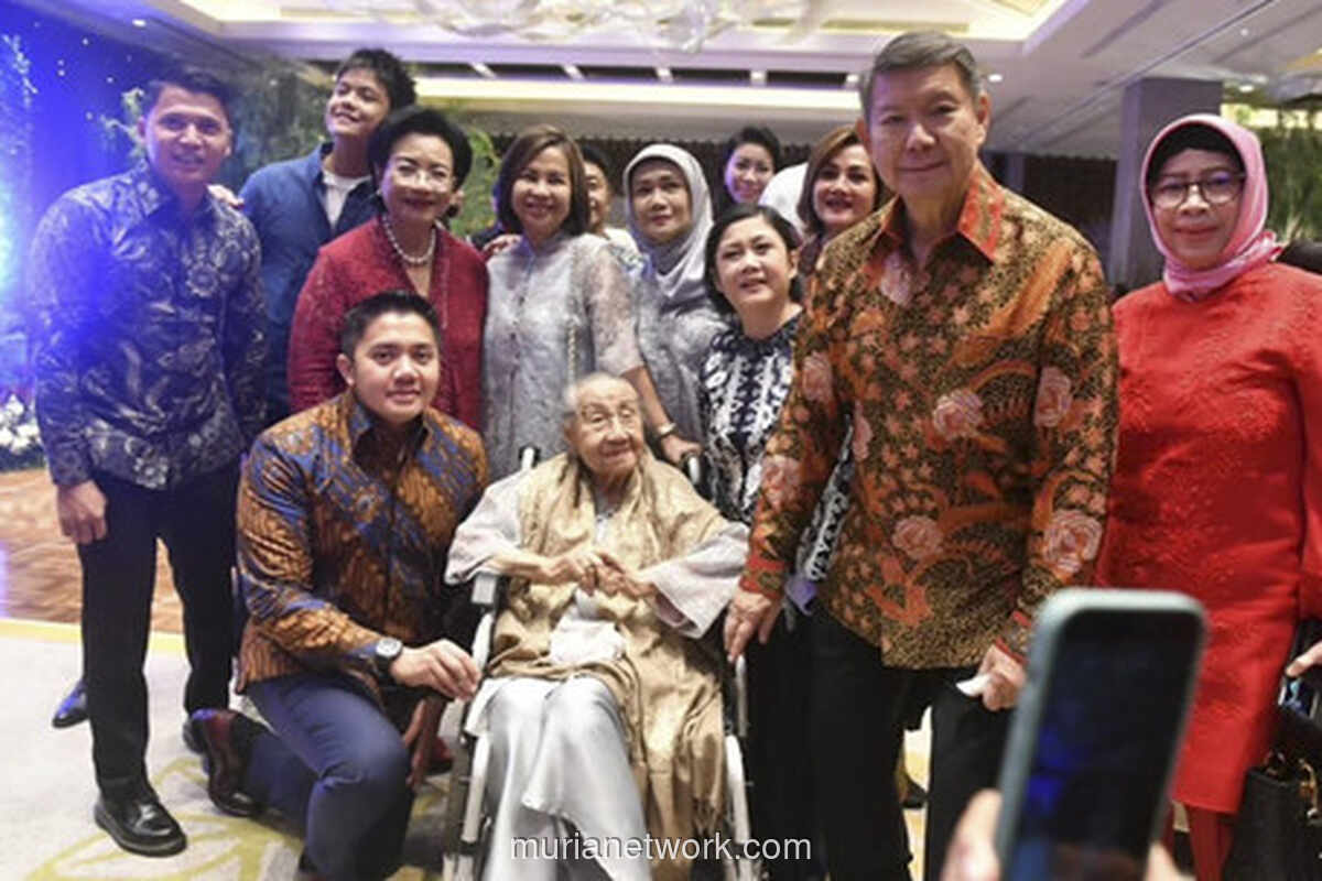 Teddy Indra Wijaya Sambangi Kapolri hingga Adik Prabowo di Hari Natal