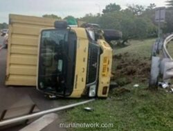 Truk Terbalik di Jagorawi, Hanya Satu Detik Hilang Fokus