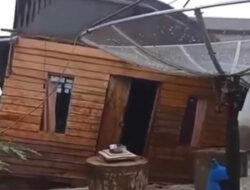Rumah Warga di Mempawah Ambruk Diterjang Ombak Ganas