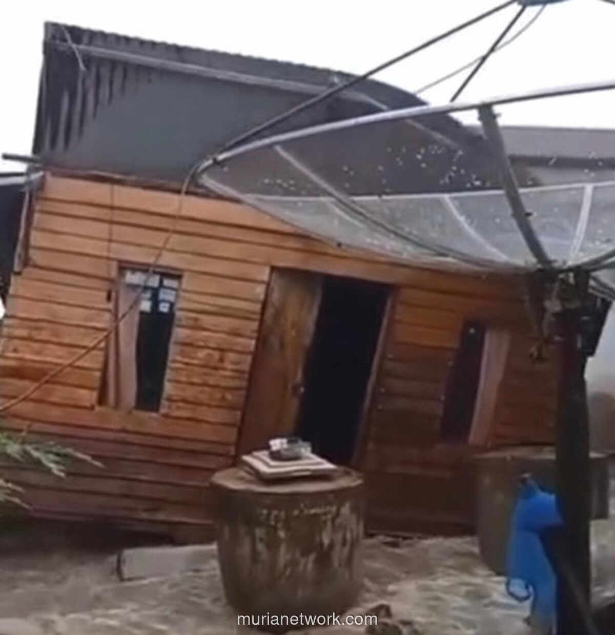 Rumah Warga di Mempawah Ambruk Diterjang Ombak Ganas