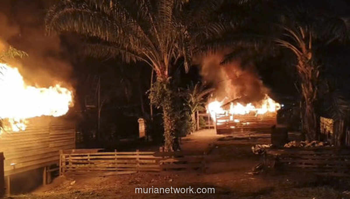 Ibu-Ibu di Mandailing Natal Bakar Rumah Diduga Bandar Narkoba Usai Salat Tolak Bala