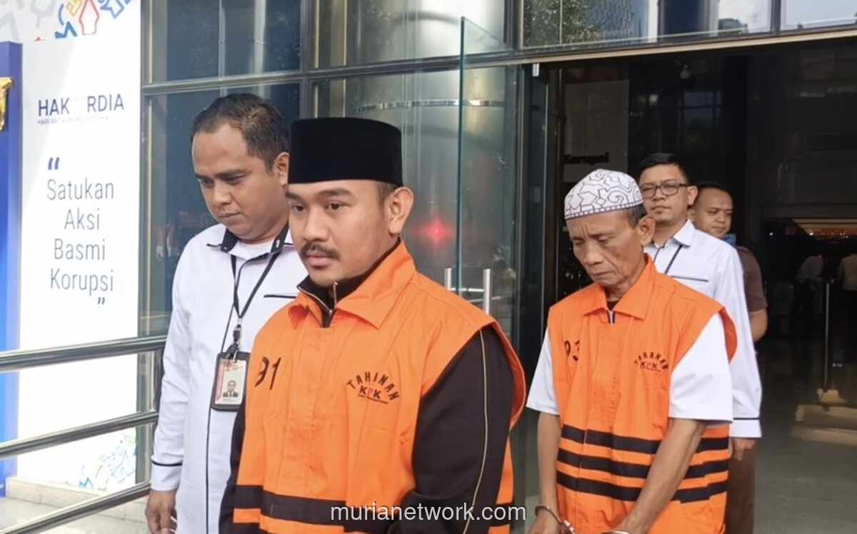 Bupati Bekasi dan Sang Ayah Hadapi Pemeriksaan KPK, Berdua Pakai Peci