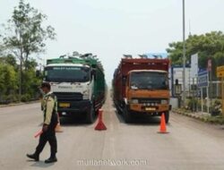 Antrean Truk Tembus Setengah Kilometer, Polisi Terapkan Contraflow di JLS Cilegon
