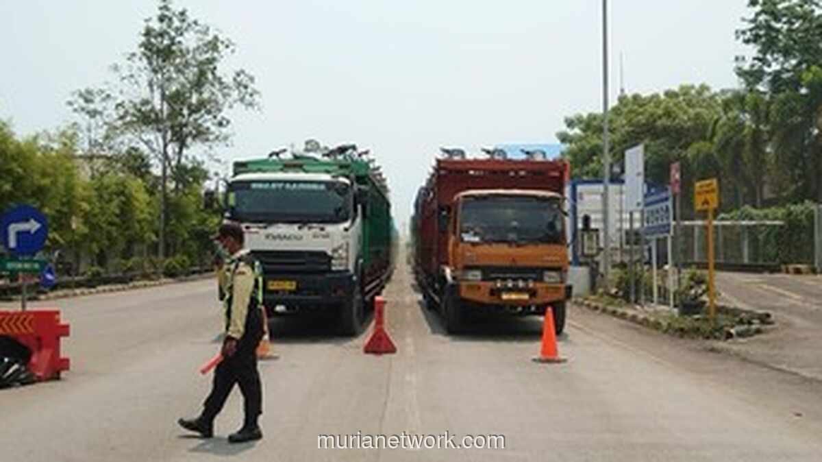 Antrean Truk Tembus Setengah Kilometer, Polisi Terapkan Contraflow di JLS Cilegon