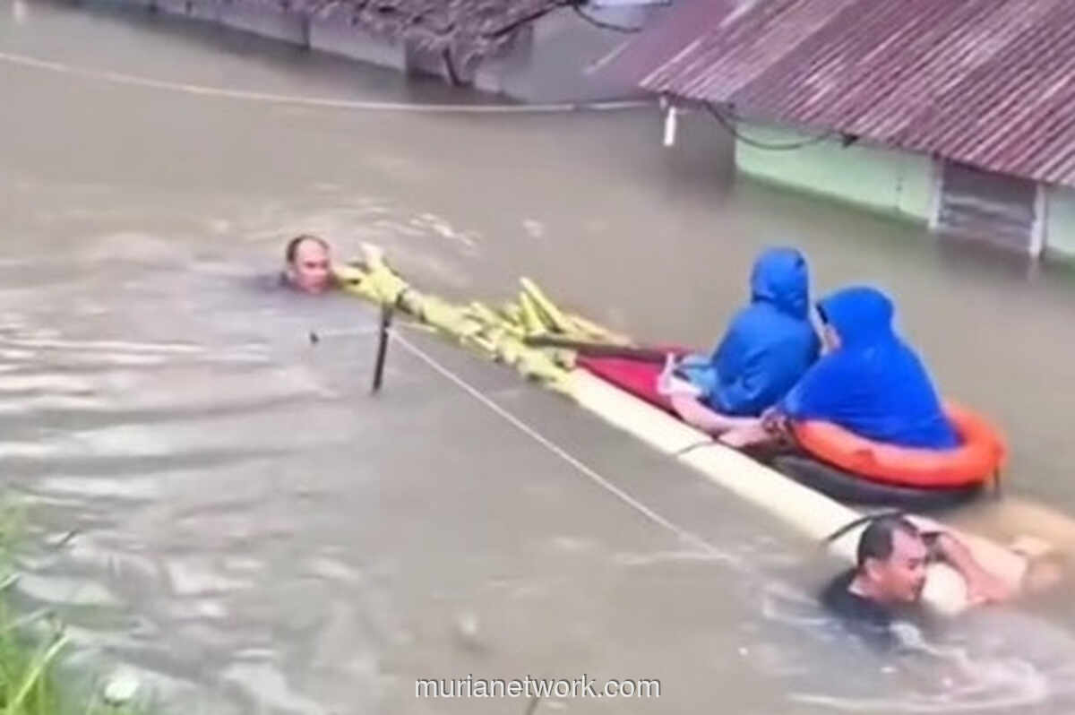 Kapolsek Langkat Berenang Lawan Arus, Evakuasi Warga Pakai Rakit Batang Pisang