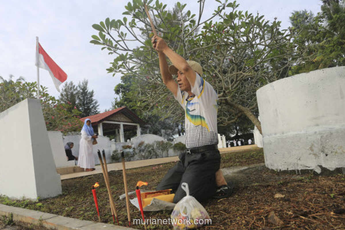 Dua Dekade Berlalu, Warga Aceh Tetap Berziarah untuk Korban Tsunami 2004