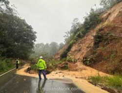 Longsor Timbun Jalan Tarutung-Sibolga, Arus Lalu Lintas Terputus Total