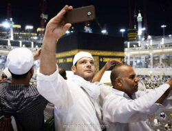 Ketika Ibadah Jadi Konten: Dilema Pamer Kesalehan di Era Digital