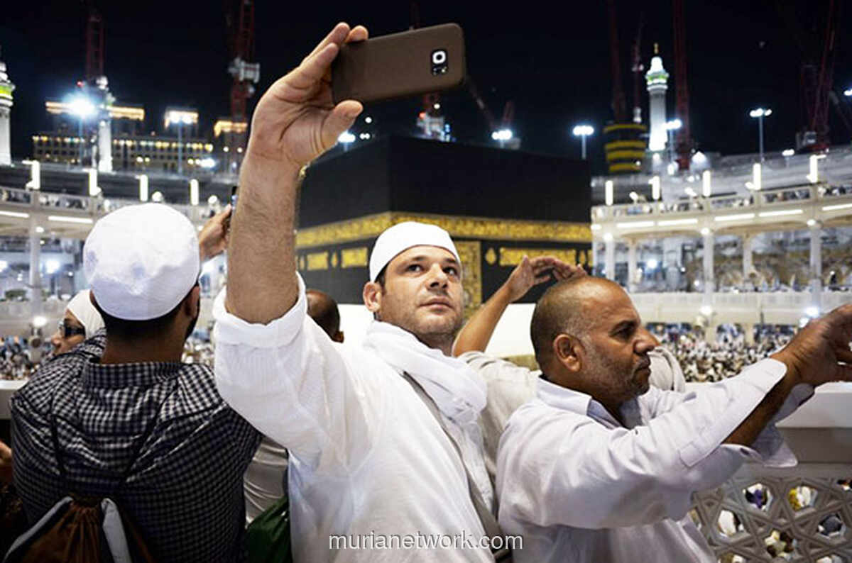 Ketika Ibadah Jadi Konten: Dilema Pamer Kesalehan di Era Digital