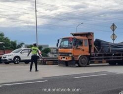 Truk Tronton Dihalau Petugas di Tol Bekasi Saat Arus Mudik