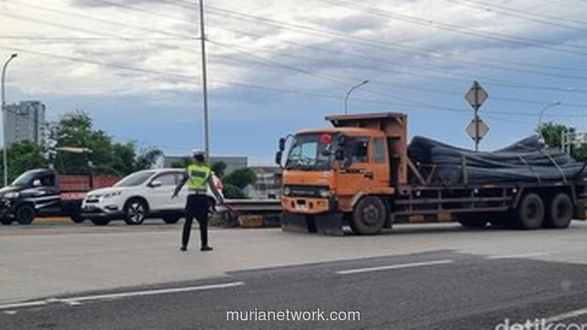 Truk Tronton Dihalau Petugas di Tol Bekasi Saat Arus Mudik