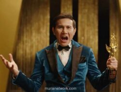 Lupa Daratan: Ernest Prakasa Bongkar Sisi Kelam Dunia Akting Lewat Kisah Vino G. Bastian