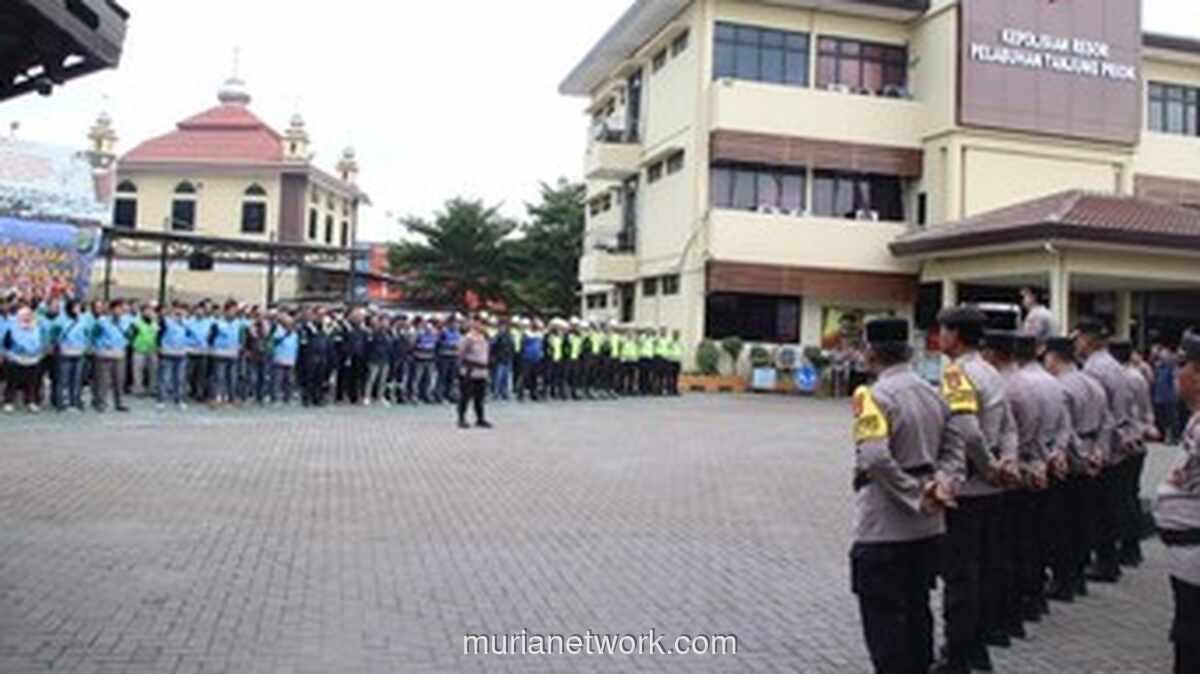 Baju Warga Berbaris di Apel Gabungan Polres Tanjung Priok