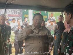 Prabowo Cicipi Telur Ceplok di Dapur Umum Pengungsi Agam