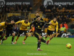Bruno Fernandes Bawa MU Hancurkan Wolves di Molineux