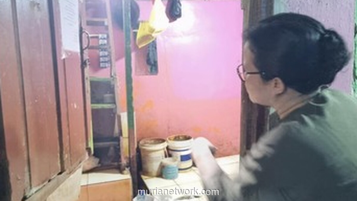 Bertahan di Atas Kursi Jongkok: Kisah Warga Kampung Melayu yang Terpaksa BAB di Tengah Banjir