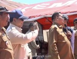 Prabowo Menggeleng Saat Bupati Sebut Dukungan Pemilu di Tengah Bencana