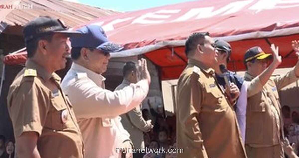 Prabowo Menggeleng Saat Bupati Sebut Dukungan Pemilu di Tengah Bencana